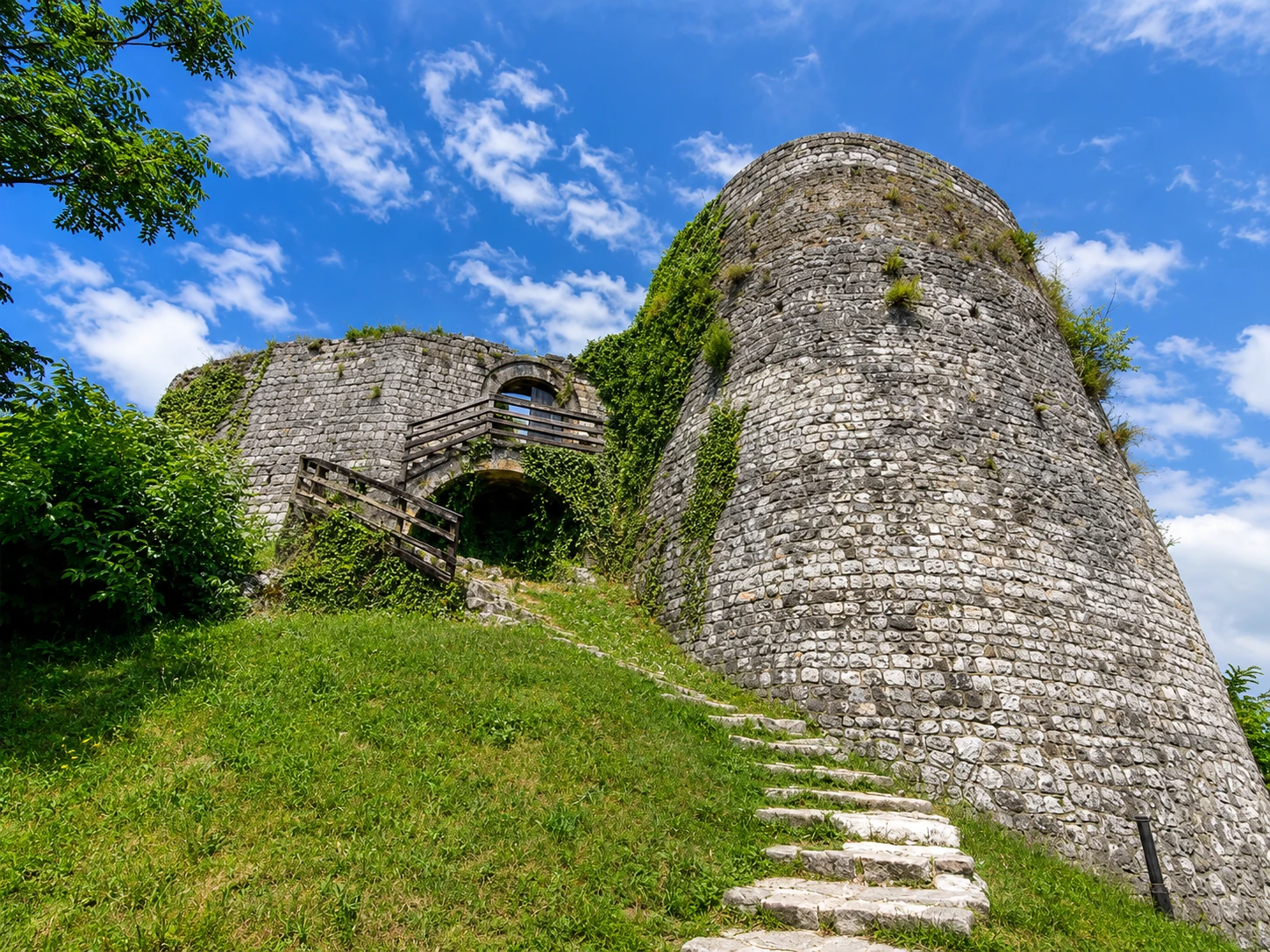 Tvrđava Pset Bosanska Krupa — panoramski pogled na rijeku Una